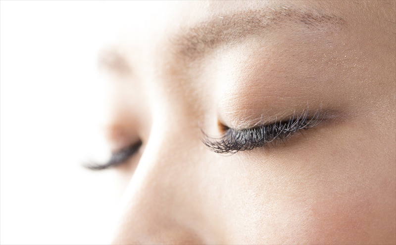ナチュラルな目元にはフラットラッシュを